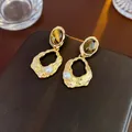 Dettaglio orecchini vintage occhio di tigre con metallo martellato dorato e perla - Oro (Placcato oro vero con perno in argento)