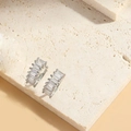 Zilveren oorringen met baguette-geslepen zirkoon op minimalistische stenen ondergrond - Vierkante Witte Zirconia Stijl (ES2543-2) / Zilver