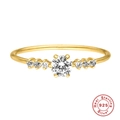 Dettaglio dell'anello in argento sterling 925 con opale a forma di V e diamanti lucidi - Stile Solitario Classico-Taglia 6