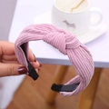 Cerchietto annodato in velluto a coste rosa-viola per donna in una presentazione a mano - Velluto a coste rosa viola annodato