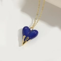 Makroaufnahme eines tiefblauen Herzanhängers aus Emaille mit feiner goldfarbener Kette - Königsblau