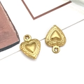 Vue détaillée de deux pendentifs cœur dorés creux avec des textures en relief gaufrées - Coeur Creux (Mince) / Or