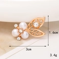 Detalle macro de accesorio floral dorado con perlas y cristales de 3cm por 1,6cm - D677 Flor de Perlas con Hojas
