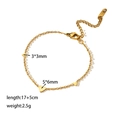 Detail van gouden titanium hartarmband met afmetingen 3x3mm en 5x6mm specificaties - Mini Hart Armband (XKB0057) / Goud