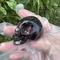 Teschio in cristallo di granato rosso scuro da 5cm intagliato a mano con venature nere - Granato