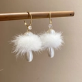 Detail von C-förmigen Ohrringen mit weißen Pompons und hängenden Tropfenperlen - Silberstift-Haken-Stil / Weiß