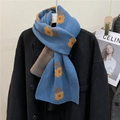 Écharpe en maille bleue à fleurs orange rétro sur un manteau en laine noir - Bleu