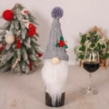 Detailsicht der grauen Flaschenhülle im Wichtel-Design mit Bart und Beeren für Weihnachten - Grau
