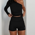 Detail des schwarzen gerippten Zweiteilers mit One-Shoulder-Oberteil und kurzer Hose - S / Schwarz