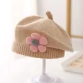 Detail van een gebreide beige babybaret met een 3D roze bloem en grijs hartje - 3-48 Maanden / Khaki