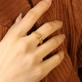 Anello minimalista in acciaio al titanio dorato con zircone rettangolare e catena - Taglia 7 (Regolabile) / Colore Oro Zircone Bianco