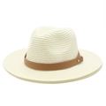 Détail de la texture tressée et du ruban en cuir marron clouté du chapeau fedora crème - M (56-58cm) / Crème