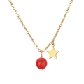Detail einer Goldkette mit roter Steinperle und einem glänzenden fünfzackigen Sternanhänger - 10mm / Gold Roter Achat