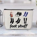Detailansicht einer bedruckten Canvas-Kosmetiktasche mit Feet-Stuff-Text und Sockenmuster - Socken Aufbewahrung Lustiger Slogan (jiayingljb19)