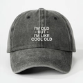 Primer plano del eslogan en la gorra de béisbol de mezclilla lavada en color carbón - Talla única / Negro