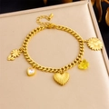 Vergoldetes Edelstahl-Armband mit Gänseblümchen- und Herzanhängern auf goldenem Hintergrund - Goldener Stil mit mehreren Anhängern (B1552)