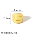 Makroaufnahme des 12,8 g schweren, breiten, mattgoldenen Edelstahlrings mit 18K Vergoldung - Breiter Mehrschichtiger Bogenstil (NB-R24058)