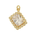 Vue détaillée d'un pendentif doré avec zircon cubique carré sur un fond blanc épuré - Blanc