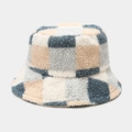 Dettaglio del cappello alla pescatora a quadri blu e beige con trama in pile morbido - Taglia unica / Verde Pavone