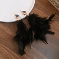 Détail de boucles d'oreilles en plumes noires avec crochets dorés et accents de pierre - Boucles d'Oreilles Pendantes à Crochet Doré Longues Plumes Noires (11#) / Noir