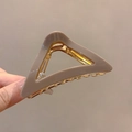 Pince à cheveux triangle café clair avec accents dorés et structure ajourée - café