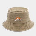 Detailansicht der Berg- und Sonnenstickerei auf einem khakifarbenen Fischerhut aus Baumwolle - M (56-58cm) / Khaki