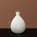 Birnenförmige weiße Keramikvase HP-1513 mit horizontaler Rippenstruktur, 19cm hoch - Matte Gerippte Vase HP-1513