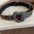Makroansicht der Vintage-Herz-Schnalle mit Reliefrosen und geblümtem Gürtelband - Braunes Herz-Blumenmuster-Stil