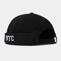 Detalle del gorro docker negro NYC mostrando el bordado blanco y la textura de algodón - Ajustable / Negro