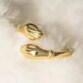 Adjustable gold plated hug ring with two embracing hands design on a soft fur background - Style 003 / Gold