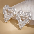 Pendientes de corazón arrugado irregular en plata con una textura de metal líquido - Plateado