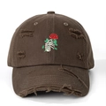 Detalle de bordado de mano de esqueleto y rosa roja en gorra de béisbol marrón desgastada - Talla única / café