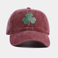 Dettaglio del cappellino da baseball in cotone rosso lavato con ricamo a trifoglio - Borgogna