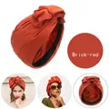 Ziegelroter Satin-Turban mit elegantem Kreuzknoten-Design und elastischem Rückband - Ziegelrot
