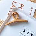 Pince à cheveux minimaliste jaune gingembre mat avec design géométrique pour femmes - Croisé / Jaune Gingembre Solide