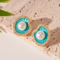 Macro di orecchini a forma di conchiglia con smalto blu, perle e strass scintillanti - Blu