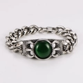 Dettaglio macro del bracciale a catena cubana in acciaio con agata verde tonda incastonata - Color Acciaio