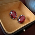 Vue macro de boucles d'oreilles vintage avec pierres rouges ovales en serti griffes - Boucles d'Oreilles Clous Ovales en Zircone Rouge (Tige en Argent S925)