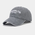 Gros plan sur la casquette délavée gris foncé avec broderie blanche Brooklyn - Réglable / Gris