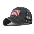 Dettaglio del cappellino vintage in cotone lavato con bandiera americana e bordi sfilacciati - Regolabile / Nero