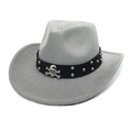 Détail d'un chapeau de cowboy gris en feutre avec emblème tête de mort et cuir clouté - M(56-58cm) / Gris clair