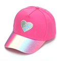 Dettaglio del cappellino rosa da bambina con toppa a cuore e visiera con paillettes - 52-54cm / Rosa Rosso