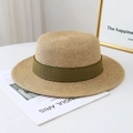 Cappello di paglia classico con nastro verde oliva su sfondo bianco per l'estate - Beige