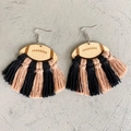 Orecchini bohémien in legno a forma di football con nappe in cotone nero e pesca - Nero Marrone