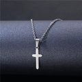 Collana con ciondolo a croce in acciaio inossidabile argento lucido su supporto - Croce