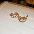 Détail de boucles d'oreilles en C multicouches plaquées or avec strass sur plateau - Boucles d'oreilles clous multicouches en forme de C / Or (Tige de boucle d'oreille en argent sterling 925)