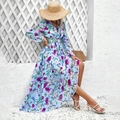 Robe longue fleurie bleue à col en V pour femmes avec motifs rose et violet de vacances - S / Bleu