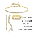 Dettaglio del set di gioielli dorati con strass, collana, bracciale e orecchini - Set da 3 Pezzi Oro