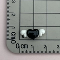Mini ciondolo a cuore nero in resina con ali bianche misura 2,5 cm su scala - Cuore Nero Con Ali Bianche / Nero/Bianco