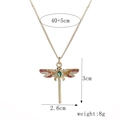 Collana con ciondolo a libellula placcata in oro con ali smaltate e pietra verde - Ciondolo Libellula